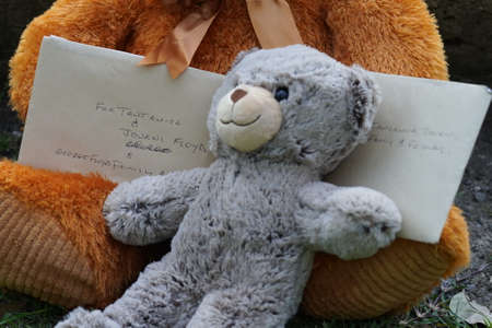 May 29, 2020 - Houston, Texas, USA: A teddy bear holds a message to the family of George Floyd as Police and protestors collide in downtown Houston, TXのeditorial素材