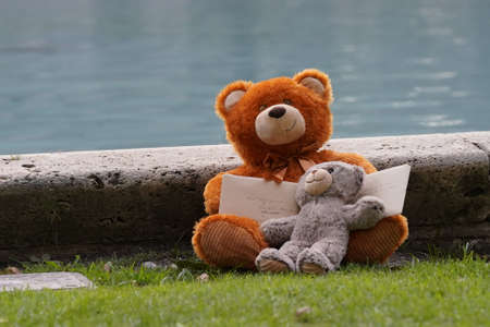 May 29, 2020 - Houston, Texas, USA: A teddy bear holds a message to the family of George Floyd as Police and protestors collide in downtown Houston, TXのeditorial素材