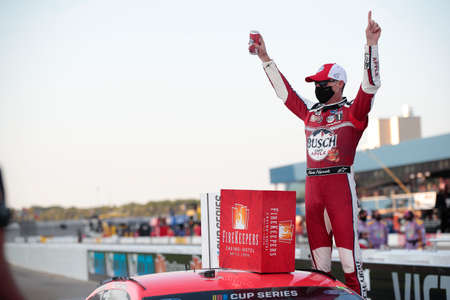 Kevin Harvick (4) wins the FireKeepers Casino 400 at Michigan International Speedway in Brooklyn, Michigan.のeditorial素材