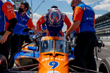SCOTT DIXON (9) of Auckland, New Zealand prepares to practice for the GMR Grand Prix at the Indianapolis Motor Speedway in Indianapolis, Indiana.のeditorial素材