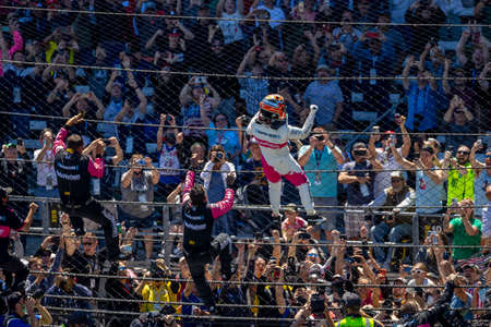 HELIO CASTRONEVES (06) of Sao Paulo, Brazil wins the 105th Running of The Indianapolis 500 at the Indianapolis Motor Speedway in Indianapolis, Indiana.のeditorial素材