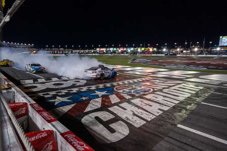 Kyle Larson races for position the Coca-Cola 600 at Charlotte Motor Speedway in Concord, NC.のeditorial素材