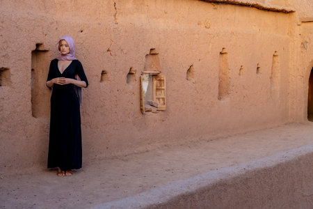 A beautiful model wears a hijab in the middle of the Sahara desertの写真素材