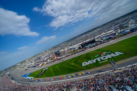 The field comes to the green flag for the start of the NASCAR Cup Series at the Daytona International Speedway in Daytona Beach, FL, USA.のeditorial素材