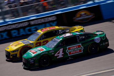 KEVIN HARVICK races for the United Rentals Work United 500 in Avondale, AZ, USA.のeditorial素材