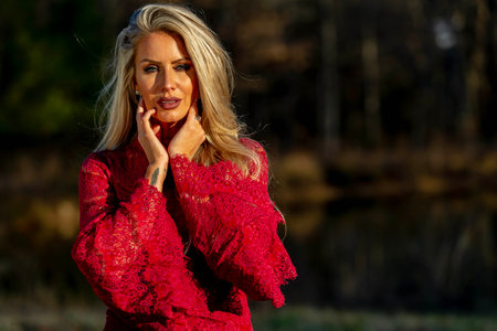 A beautiful blonde model posing in an outdoor environmentの写真素材