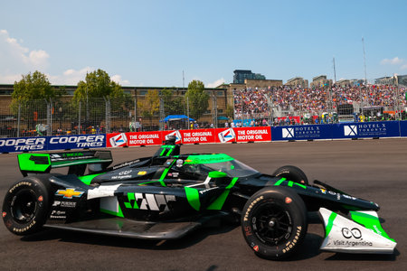CALLUM ILOTT (77) of Cambridge, Cambridgeshire, England runs through the streets during the Honda Indy Toronto in Toronto, ON, CAN.のeditorial素材