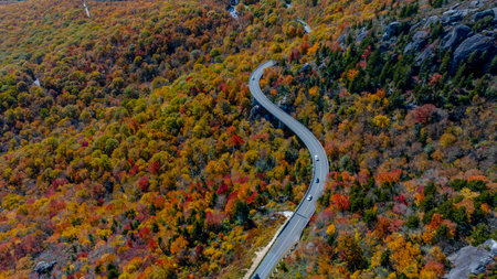 Aerial view of beautiful rock formations along the North Carolina mountains as the leaves start to change during the first part of fall.の写真素材
