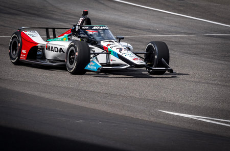 TAKUMA SATO (75) of Tokyo, Japan comes into turn 1 during a practice for the 108th Running of the Indianapolis 500 at the Indianapolis Motor Speedway in Speedway, IN.のeditorial素材