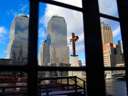 Ground Zero in 2003 reveals the aftermath of 9/11ârubble, cranes, and rebuilding mark the site. Amid devastation, signs of hope, resilience, and determination rise from the heart of New York City.の写真素材