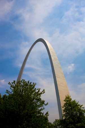 The Gateway Arch in St. Louis, a 630-foot stainless steel monument, forms a gleaming catenary curve against the sky. Towering over the Mississippi River, it symbolizes U.S. westward expansion and draws countless visitors.のeditorial素材