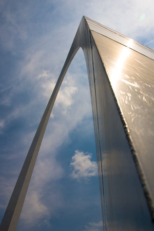 The Gateway Arch in St. Louis, a 630-foot stainless steel monument, forms a gleaming catenary curve against the sky. Towering over the Mississippi River, it symbolizes U.S. westward expansion and draws countless visitors.のeditorial素材