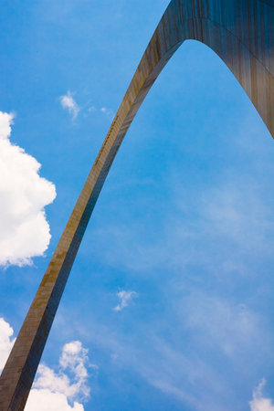 The Gateway Arch in St. Louis, a 630-foot stainless steel monument, forms a gleaming catenary curve against the sky. Towering over the Mississippi River, it symbolizes U.S. westward expansion and draws countless visitors.のeditorial素材