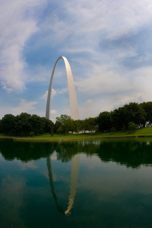 The Gateway Arch in St. Louis, a 630-foot stainless steel monument, forms a gleaming catenary curve against the sky. Towering over the Mississippi River, it symbolizes U.S. westward expansion and draws countless visitors.のeditorial素材