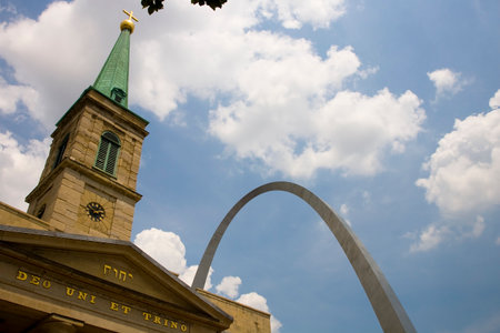 The Gateway Arch in St. Louis, a 630-foot stainless steel monument, forms a gleaming catenary curve against the sky. Towering over the Mississippi River, it symbolizes U.S. westward expansion and draws countless visitors.のeditorial素材