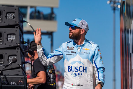 AVONDALE, AZ USA - November 02, 2025:  NASCAR Cup Series driver, ROSS CHASTAIN (1) of Alva, FL, is introduced to the fans before the NASCAR Cup Series Championship at Phoenix Raceway in AVONDALE, AZ, USA.のeditorial素材