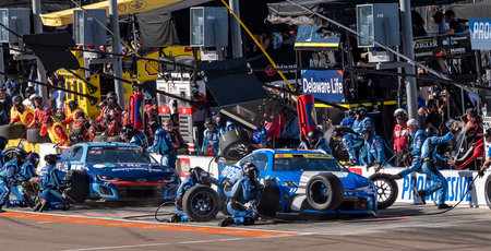 AVONDALE, AZ USA - November 02, 2025:  DENNY HAMLIN (11) of Chesterfield, VA brings his car in for service during the NASCAR Cup Series Championship at Phoenix Raceway in AVONDALE AZ.のeditorial素材