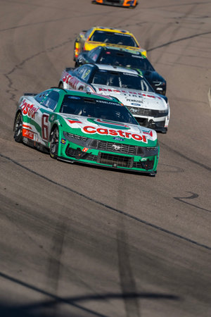 AVONDALE, AZ USA - November 02, 2025:  BRAD KESELOWSKI (6) of Rochester Hills, MI races through the turns during the NASCAR Cup Series Championship at the Phoenix Raceway in AVONDALE AZ.のeditorial素材