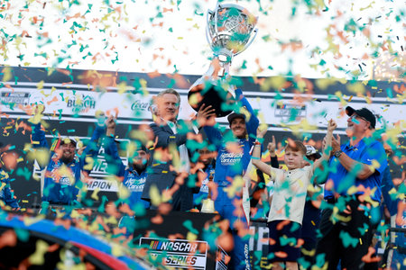 Avondale, AZ â Nov. 2, 2025: The No. 5 Hendrick Motorsports Chevrolet driver KYLE LARSON of Elk Grove, CA clinches his second NASCAR Cup Series title at Phoenix Raceway, outrunning Byron, Hamlin, and Briscoe in the finale.のeditorial素材