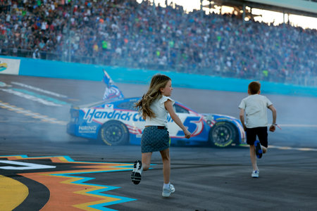 Avondale, AZ â Nov. 2, 2025: The No. 5 Hendrick Motorsports Chevrolet driver KYLE LARSON of Elk Grove, CA clinches his second NASCAR Cup Series title at Phoenix Raceway, outrunning Byron, Hamlin, and Briscoe in the finale.のeditorial素材