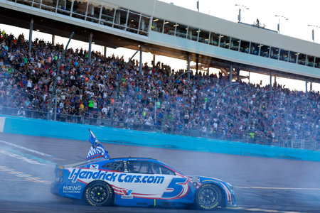 Avondale, AZ â Nov. 2, 2025: The No. 5 Hendrick Motorsports Chevrolet driver KYLE LARSON of Elk Grove, CA clinches his second NASCAR Cup Series title at Phoenix Raceway, outrunning Byron, Hamlin, and Briscoe in the finale.のeditorial素材