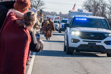 A group of about two dozen Buddhist monks continues their long journey toward the U.S. capital, Washington, D.C., after setting out from Fort Worth, Texas, in late October. The march, spanning ten states, aims to promote a message of peace and nonviolenceのeditorial素材