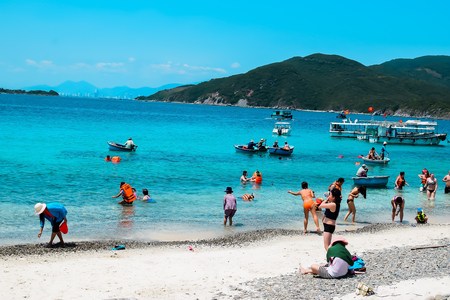 Vietnamese scene: People on the beach in Nha Trangのeditorial素材
