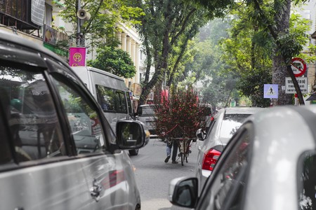 Rural women selling flowers on the streets of Hanoi in the early morning.のeditorial素材