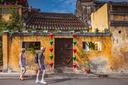 HOI AN, VIETNAM - MARCH 15, 2017: Group of people travel Hoian old town, ancient house, country heritage, city friendly with environment, walk, bicycle or pedicab on street, traveller visit at Vietnamのeditorial素材