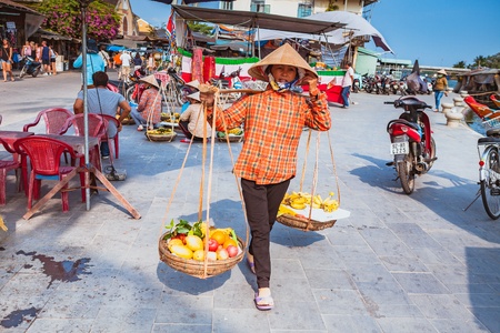 HOI AN, VIETNAM - MARCH 15, 2017: Typical street vendor in Hoi An, Vietnamのeditorial素材