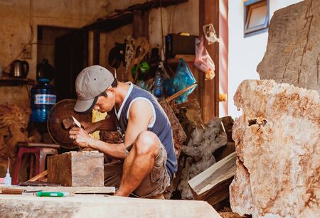 HOI AN, VIETNAM - MARCH 19, 2017: Carpenter in rural Kim Bong, Vietnamのeditorial素材