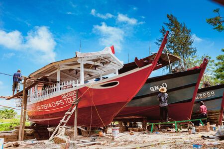 HOI AN, VIETNAM - MARCH 19, 2017: Carpenter in rural Kim Bong, Vietnamのeditorial素材