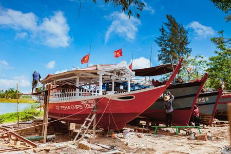 HOI AN, VIETNAM - MARCH 19, 2017: Carpenter in rural Kim Bong, Vietnamのeditorial素材