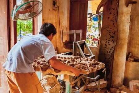 HOI AN, VIETNAM - MARCH 19, 2017: Carpenter in rural Kim Bong, Vietnamのeditorial素材