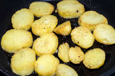 The boiled potatoes fried on a frying panの写真素材