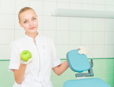female dentists shows green appleの写真素材