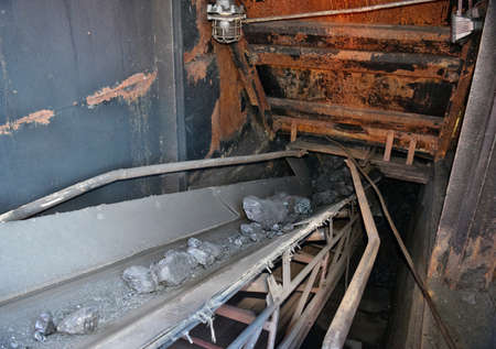 Transport and sorting coal by means of a conveyor belt in the mine