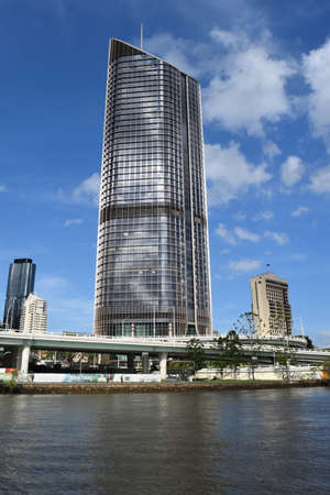 Brisbane, Queensland, Australia, - September 27, 2017: The tall modern glass skyscraper 1 William Street near the Brisbane Riverのeditorial素材