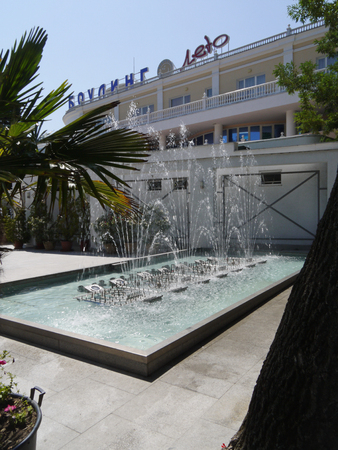 Thin streams of a large fountain near an entertainment complex with a boating for restのeditorial素材