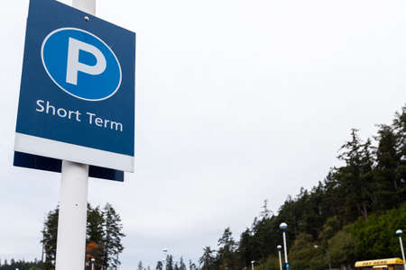 A sign indicating short term parking in a parking lot