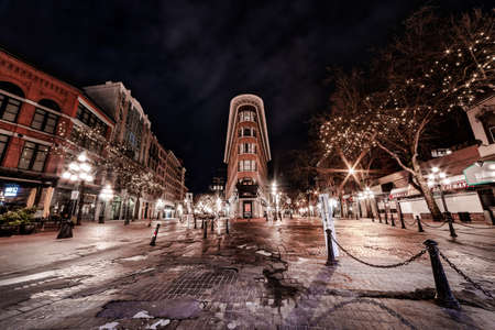 DOWNTOWN VANCOUVER, BC, CANADA - APR 05, 2020: Saturday night in Gastown that is now completely empty due to business closures in relation to the Covid 19 pandemic.のeditorial素材