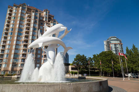 KELOWNA, BC, CANADA - JULY 20, 2020: Plaza in downtown Kelowna near waterfront with statue.のeditorial素材