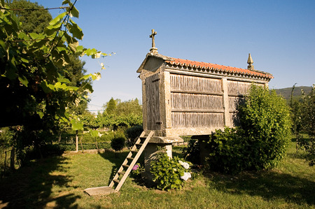 An h?rreo is a typical granary from the northwest of the Iberian Peninsula (mainly Galicia, Asturias and Northern Portugal), built in wood or stone, raised from the ground by pillars.のeditorial素材