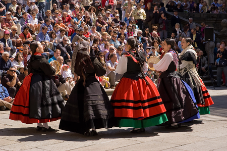 Santiago de Compostela, 2 June 2011: folk dancing in the square with traditional costumes and the public in Santiago, June 2011のeditorial素材