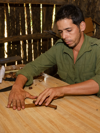 Vinales, Cuba - December 5, 2017: Cuban peasant preparing an artisan cigar in Vinales (Cuba)のeditorial素材