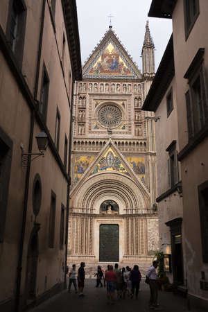 Orvieto, Italy - 20 september 2020: Facade of the Orvieto basilica decorated with mosaics and touristsのeditorial素材