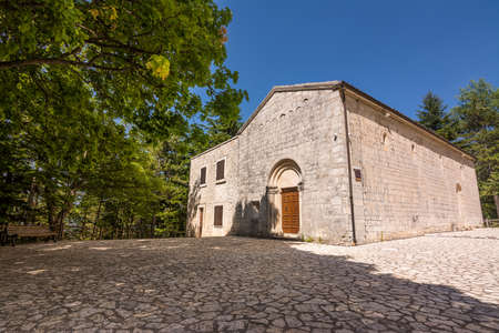Small sanctuary of the Madonna della Mazza in the mountains in Pretoro (Italy)の写真素材