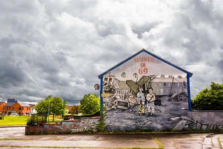 Belfast, United Kindom - 20 May 2022: Murales "Summer of 69 'loyalist wall mural on the Shankill estate", Belfast, County Antrim, Northern Ireland, UKのeditorial素材