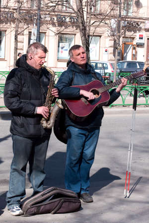 blind musicians play on the city streetのeditorial素材
