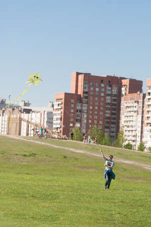 Sankt-Petereburg, Russia - May 15 2016: the man flies a kite in park. In St. Petersburg in parks many people are engaged in active sportsのeditorial素材